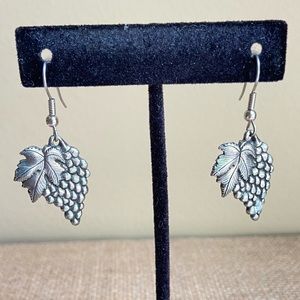 Danforth Pewter 1994 vintage pierced earrings grapes and leaves on wires